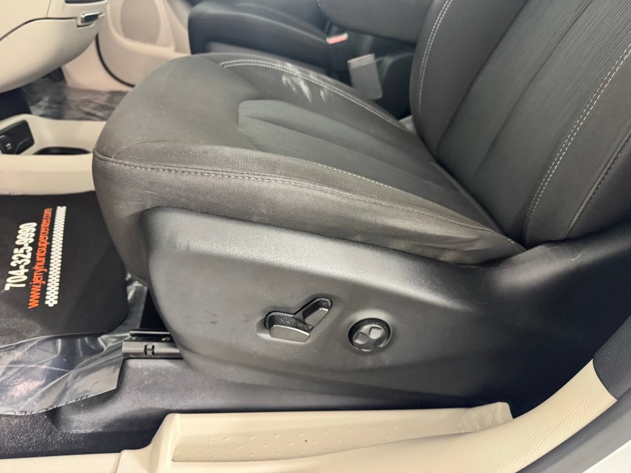 Used 2023 Chrysler Voyager LX FWD image 11