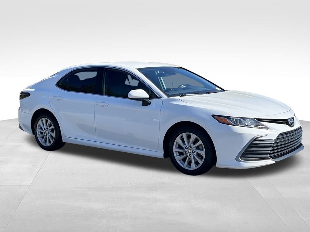 Used 2022 Toyota Camry LE image 5