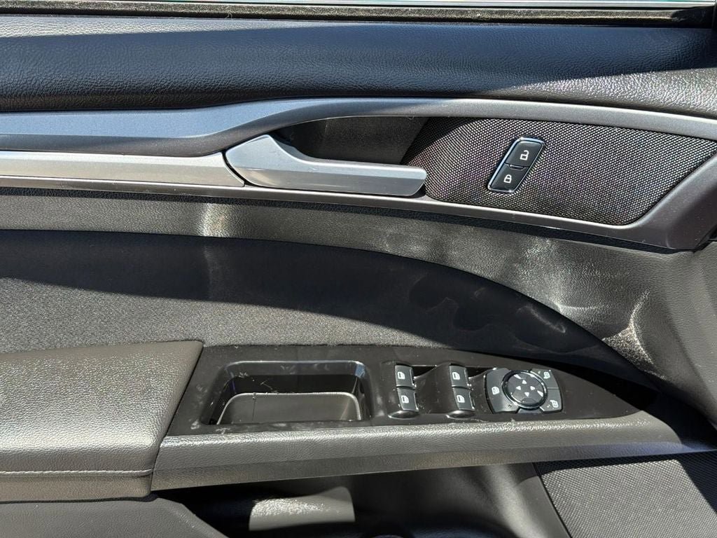 Used 2015 Ford Fusion SE FWD image 15