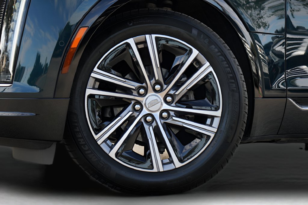 Used 2025 Cadillac Lyriq Luxury w/ LPO, Floor Liner Package RWD image 4