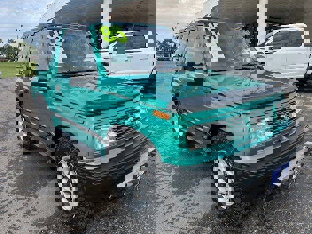 Used 1995 Geo Tracker 4WD 2-Door image 2