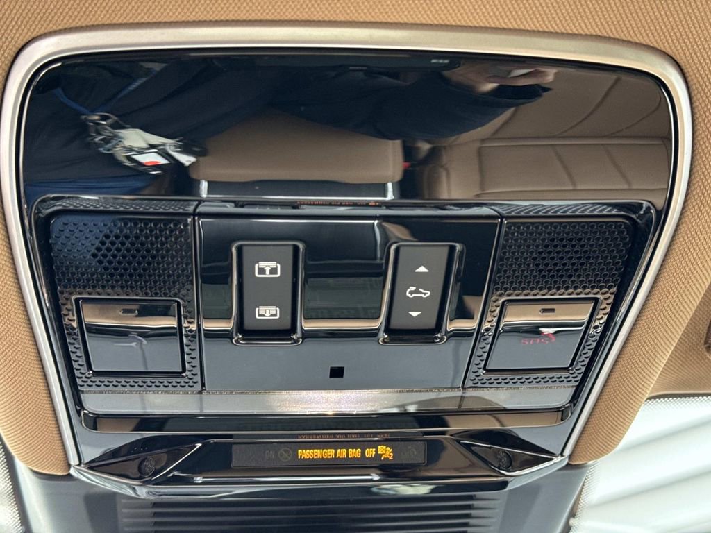 Certified 2025 Land Rover Range Rover SE image 22