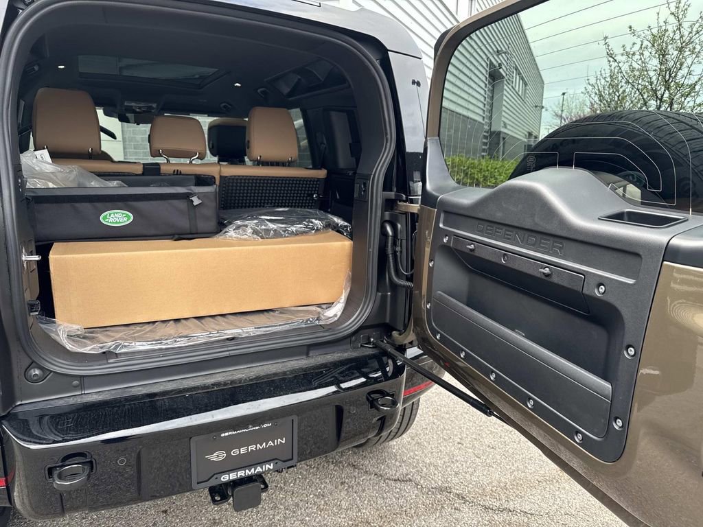 New 2026 Land Rover Defender 110 X-Dynamic SE image 5