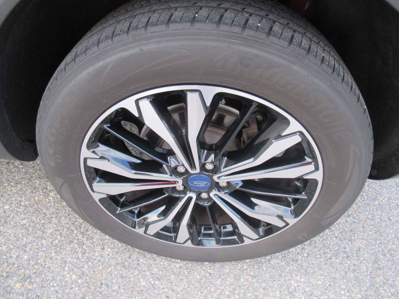 Used 2022 Ford Escape SE w/ SE Sport Appearance Package image 9