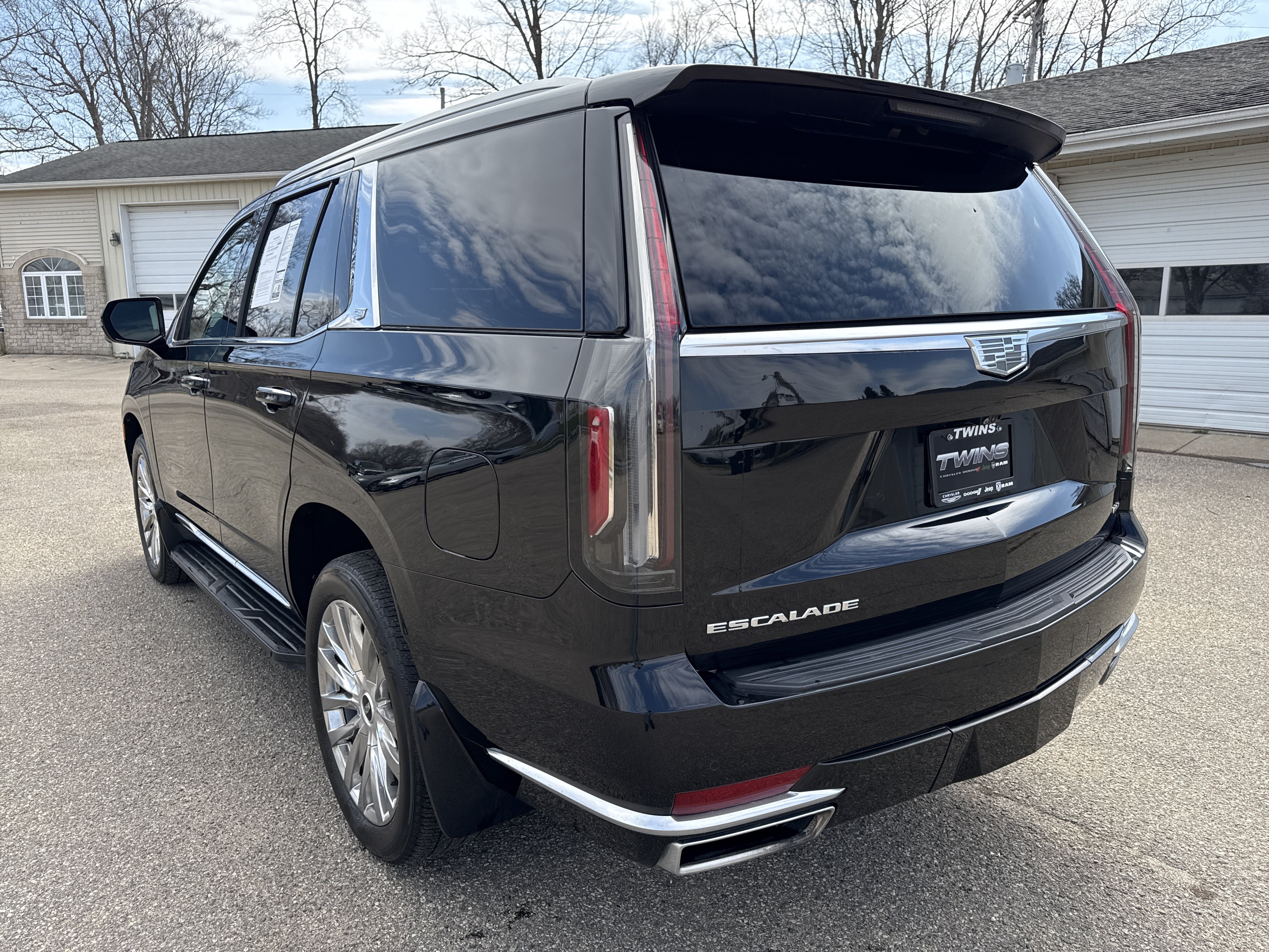 Used 2021 Cadillac Escalade Premium Luxury w/ Performance Package AWD/4WD image 9