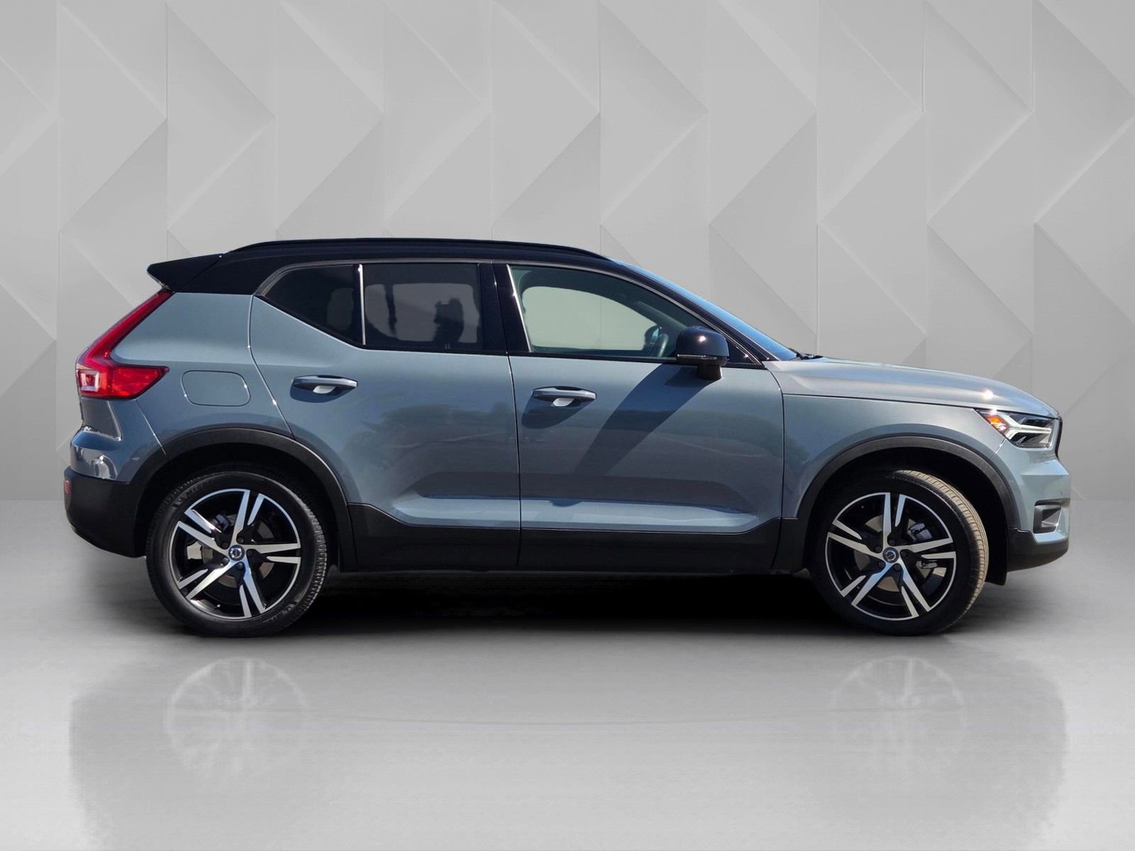 Used 2021 Volvo XC40 T4 R-Design w/ Advanced Package image 7