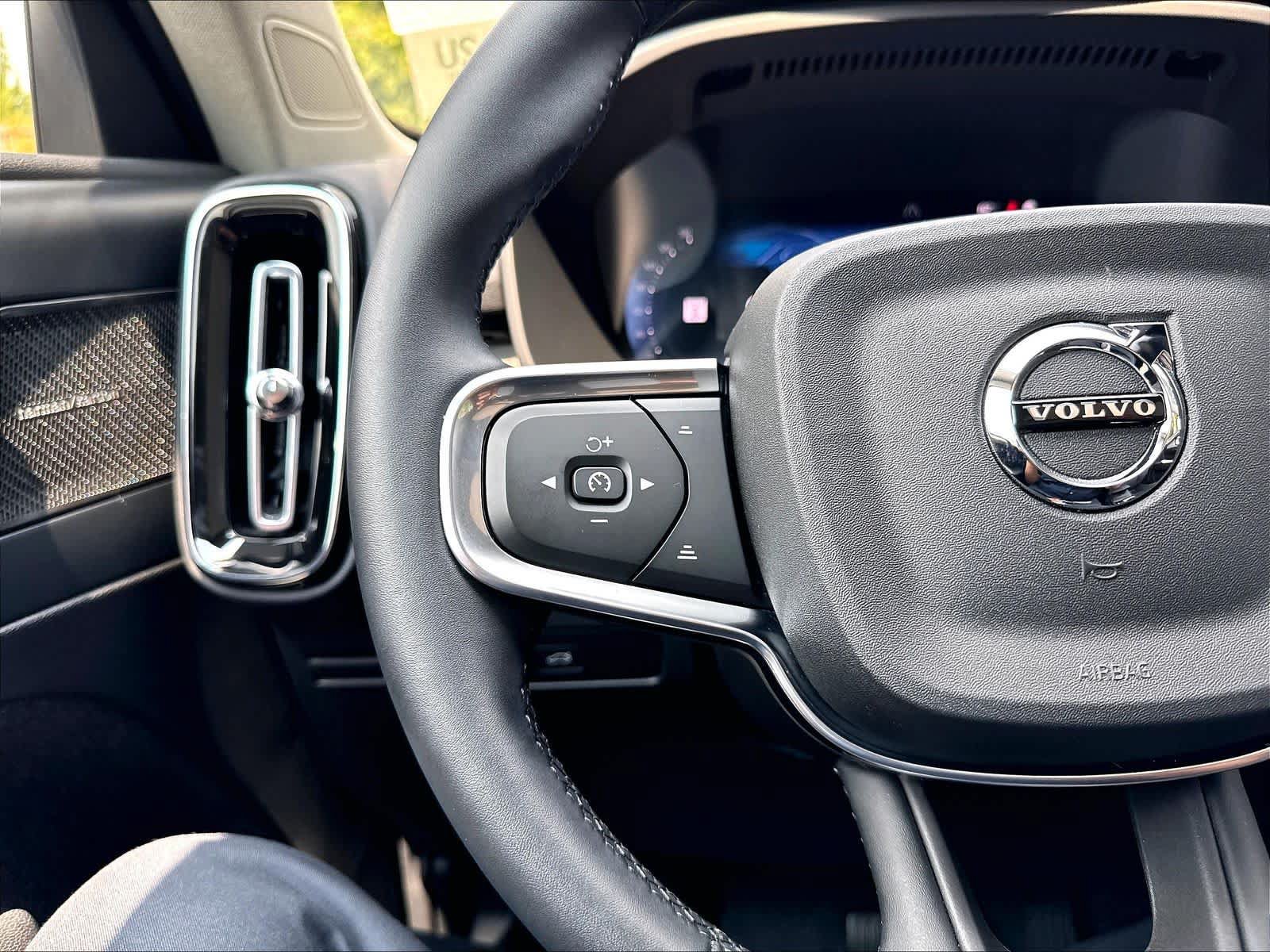 Used 2025 Volvo XC40 B5 Ultra AWD/4WD image 21