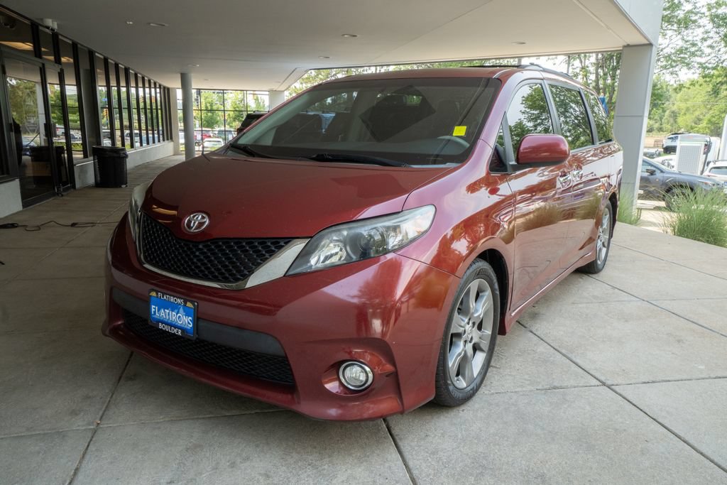 Used 2014 Toyota Sienna SE FWD image 3