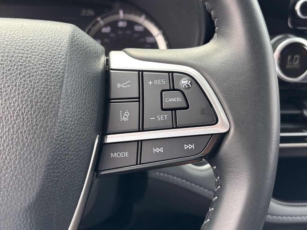 Used 2025 Toyota Highlander LE AWD/4WD image 27