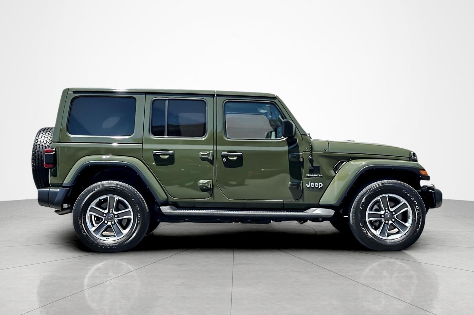 Used 2022 Jeep Wrangler Unlimited Sahara w/ LED Lighting Group AWD/4WD image 6