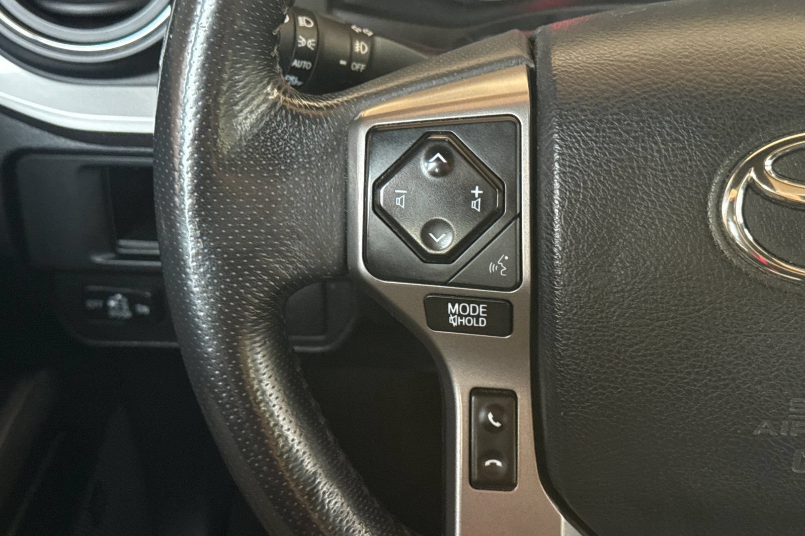 Used 2017 Toyota Tacoma Limited AWD/4WD image 31