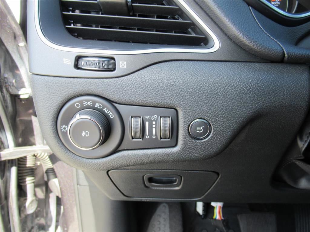 Used 2022 Jeep Cherokee Trailhawk w/ Premium Leather Package AWD/4WD image 20