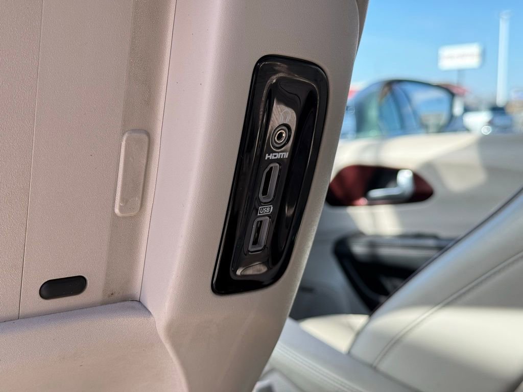 Used 2017 Chrysler Pacifica Limited image 36