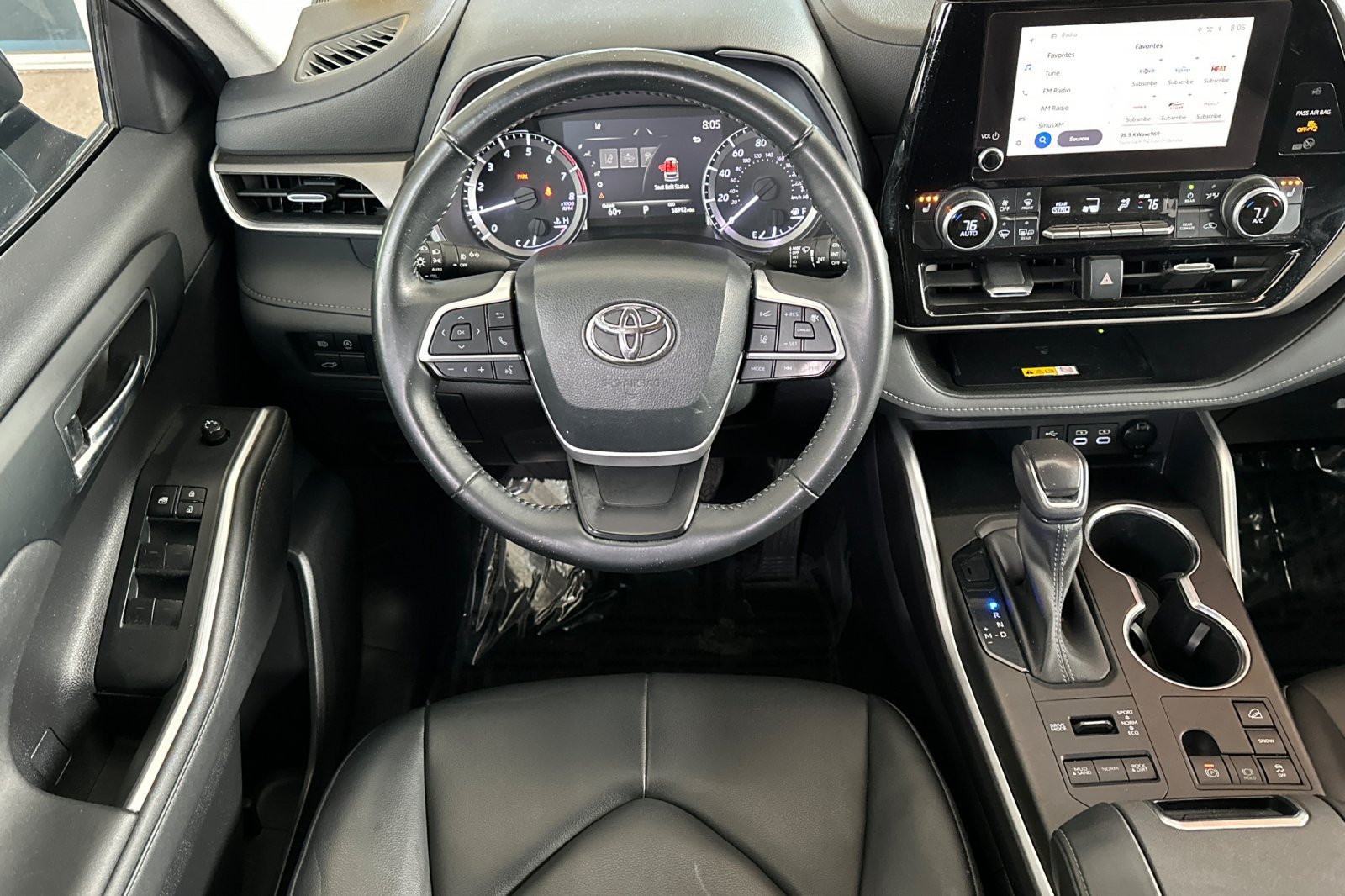 Used 2023 Toyota Highlander XLE AWD/4WD image 16