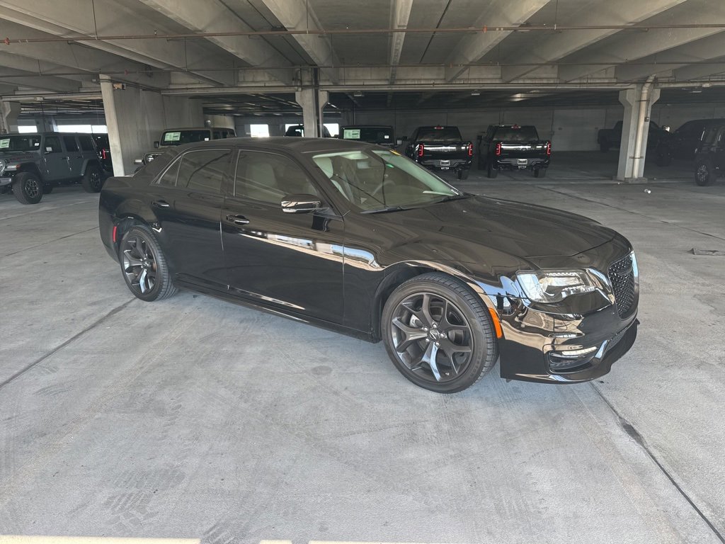 Used 2023 Chrysler 300 Touring L image 2