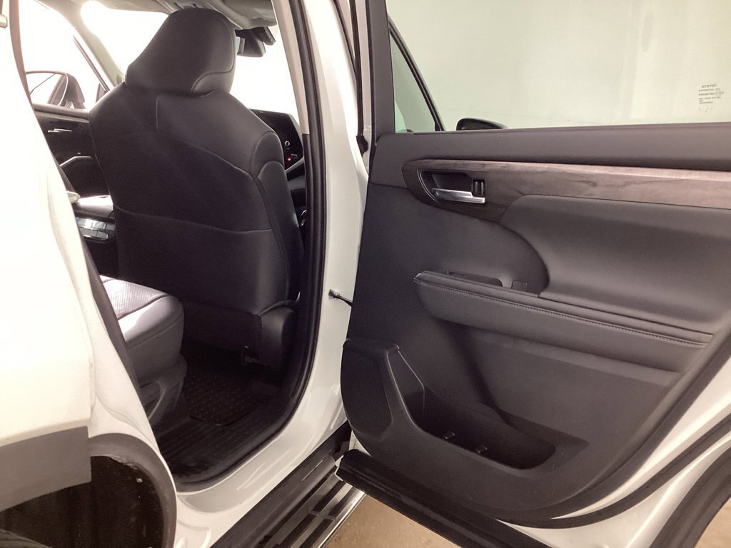 Used 2023 Toyota Highlander Platinum AWD/4WD image 24