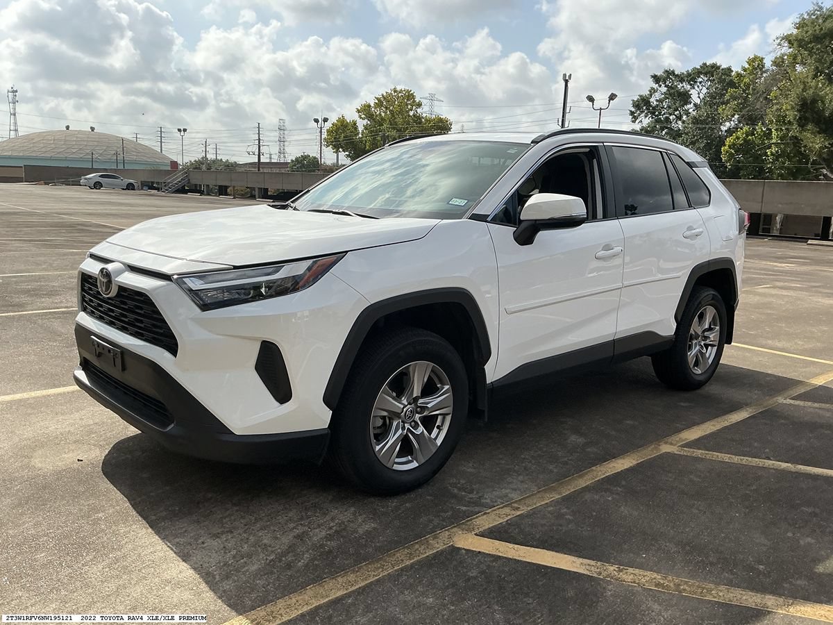 Used 2022 Toyota RAV4 XLE w/ Convenience Package FWD image 4