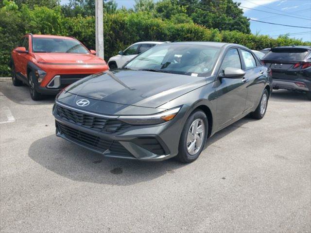 New 2025 Hyundai Elantra SE image 3