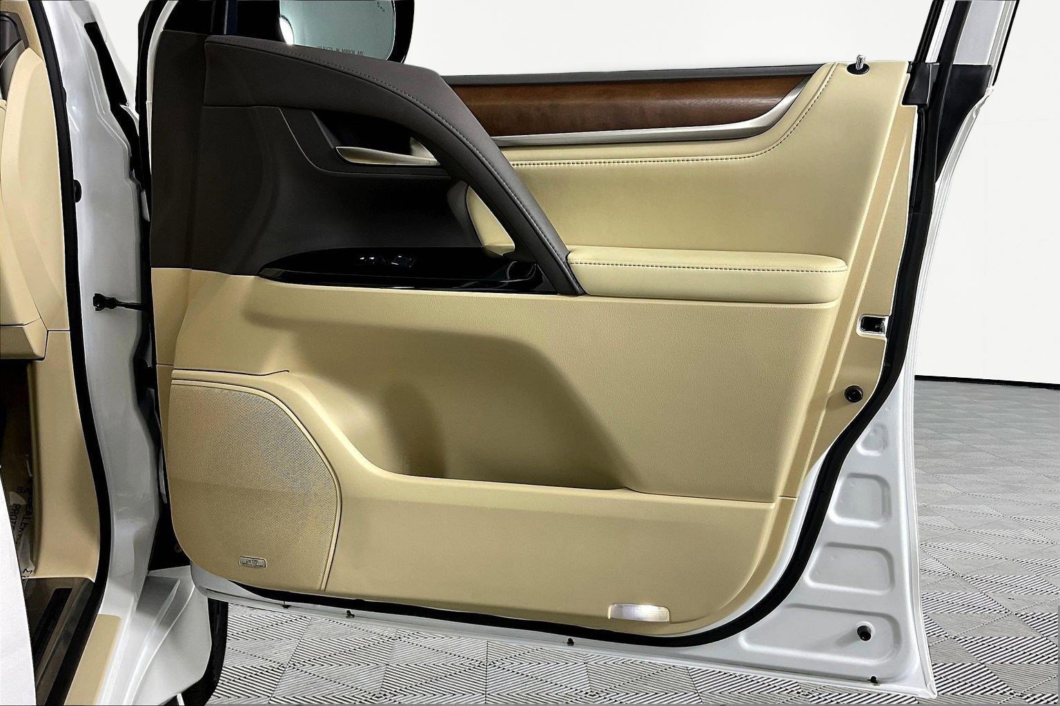 Used 2021 Lexus LX 570 4WD w/ Luxury Package image 29