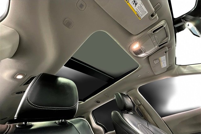 Used 2023 Chrysler Pacifica Limited image 4