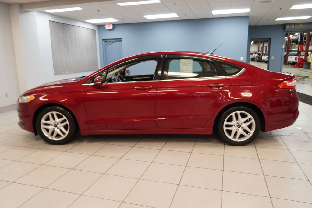 Used 2016 Ford Fusion SE FWD image 2