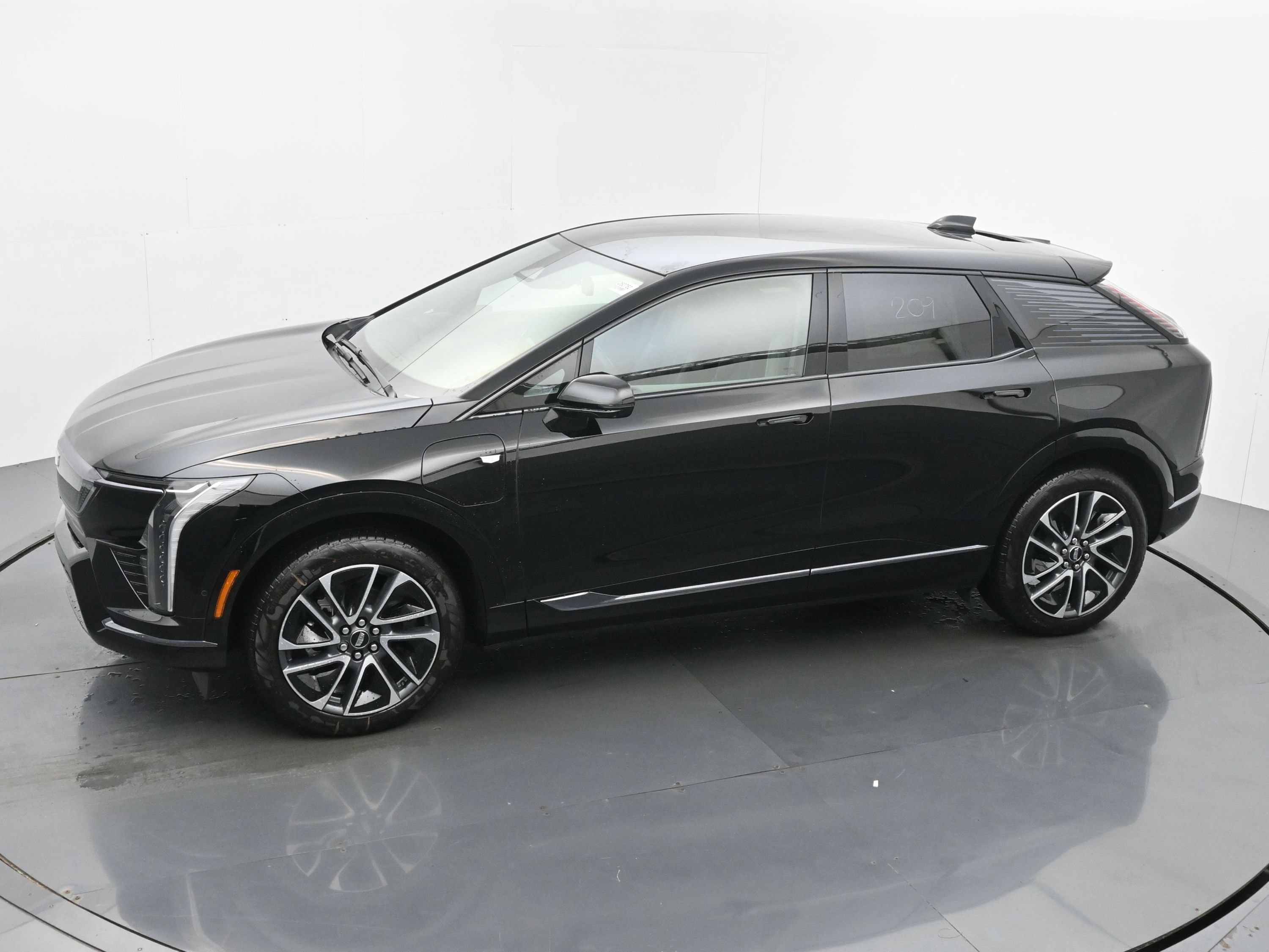 New 2026 Cadillac Optiq Sport 1 w/ LPO, Floor Liner Package AWD/4WD image 24