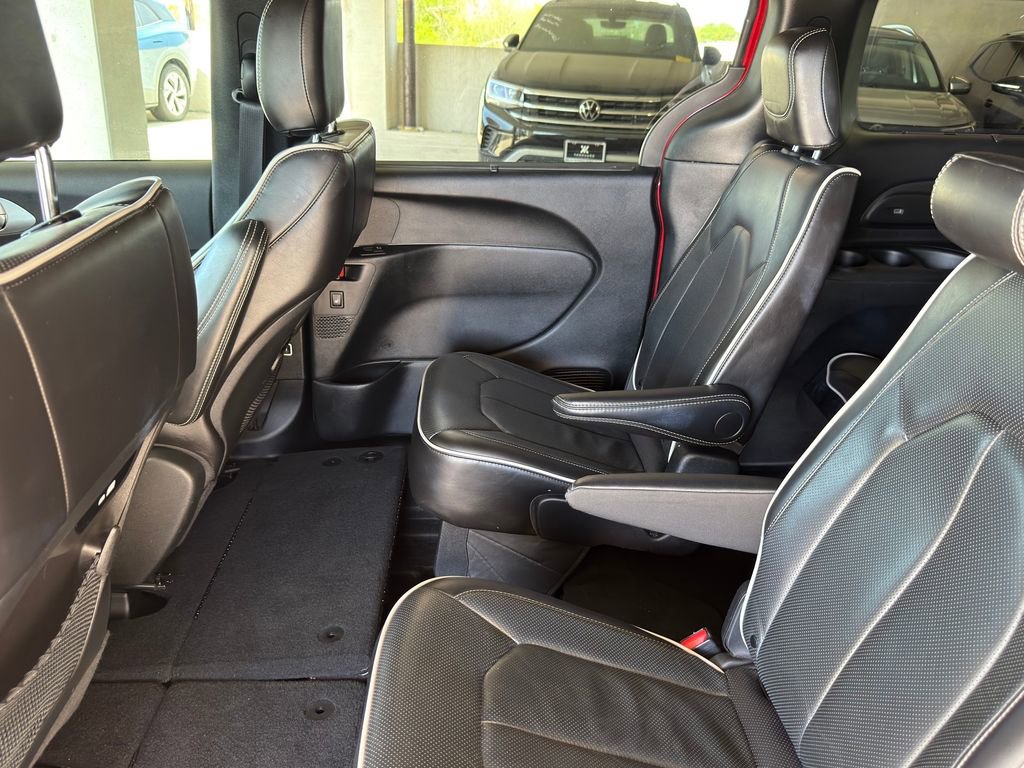 Used 2025 Chrysler Pacifica Limited image 31