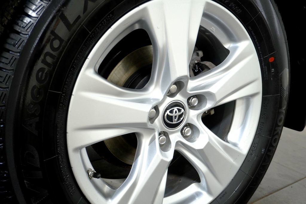 Used 2019 Toyota RAV4 LE AWD/4WD image 10