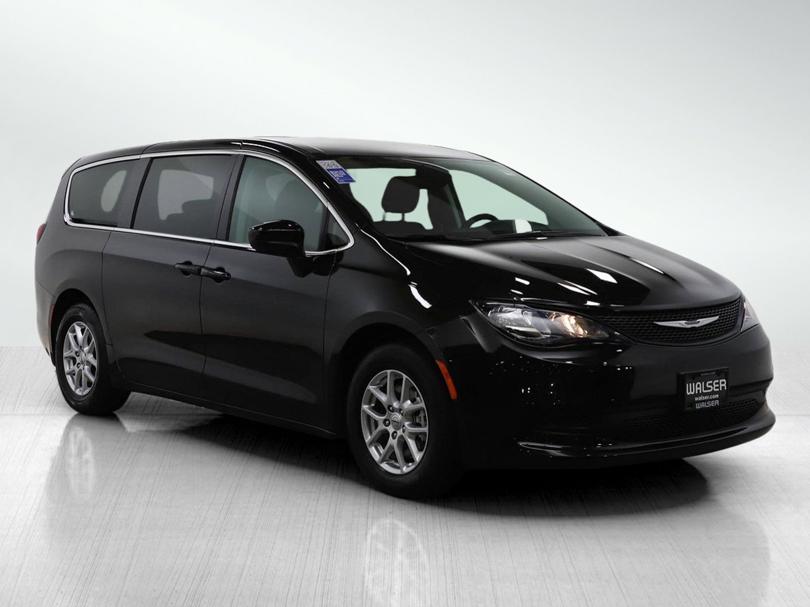 Used 2024 Chrysler Voyager LX image 7