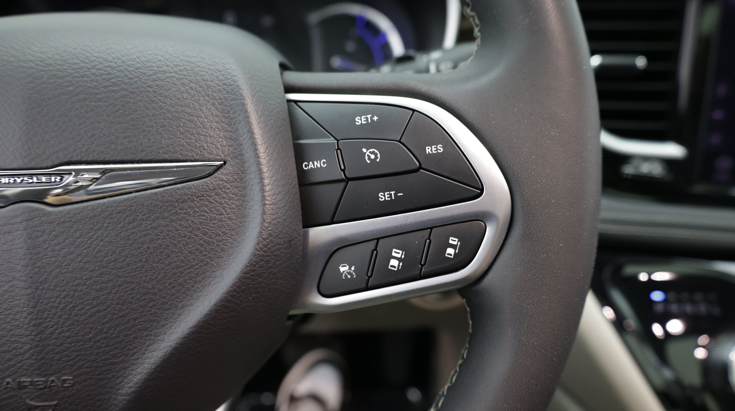 Used 2023 Chrysler Pacifica Limited FWD image 27