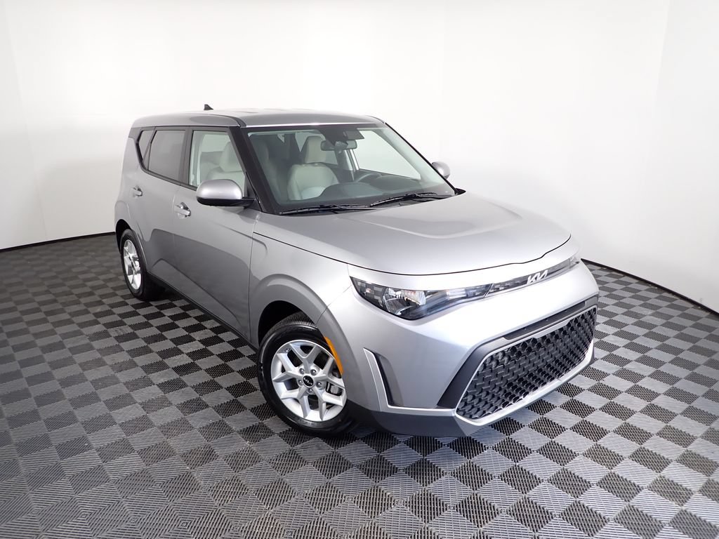 Used 2025 Kia Soul LX w/ LX Technology Package FWD image 5