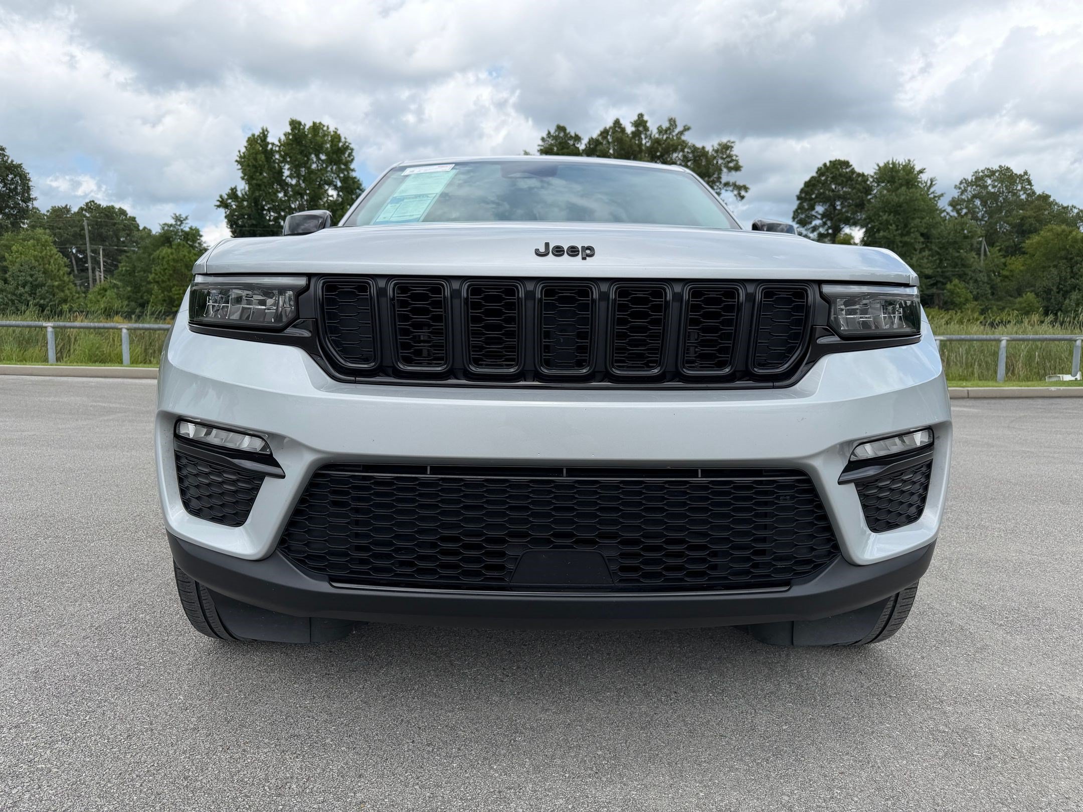 Used 2023 Jeep Grand Cherokee Limited w/ Black Appearance Package RWD image 6