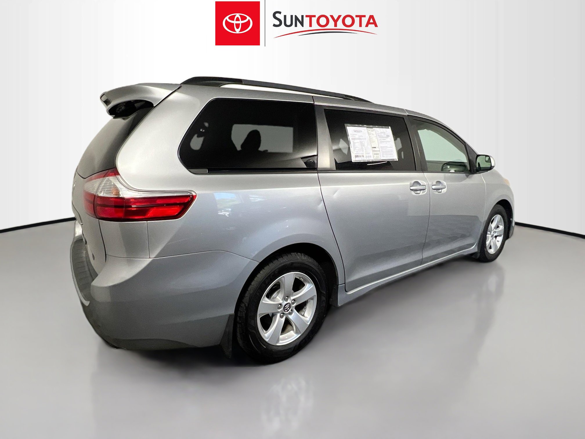 Used 2018 Toyota Sienna LE image 4