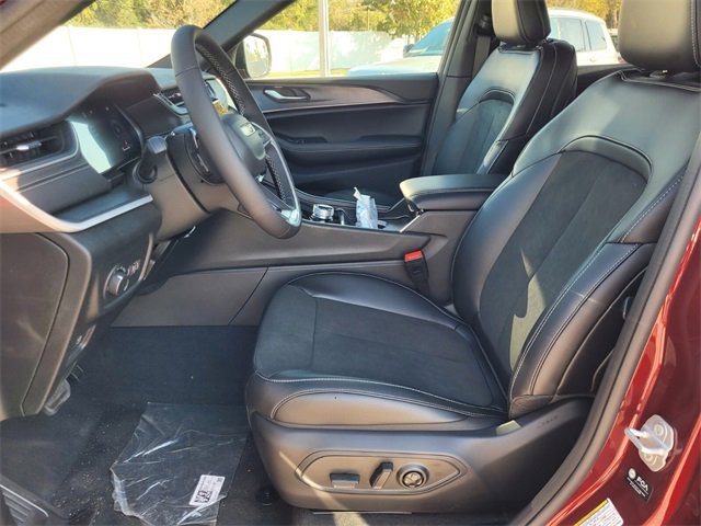 New 2025 Jeep Grand Cherokee Altitude image 4