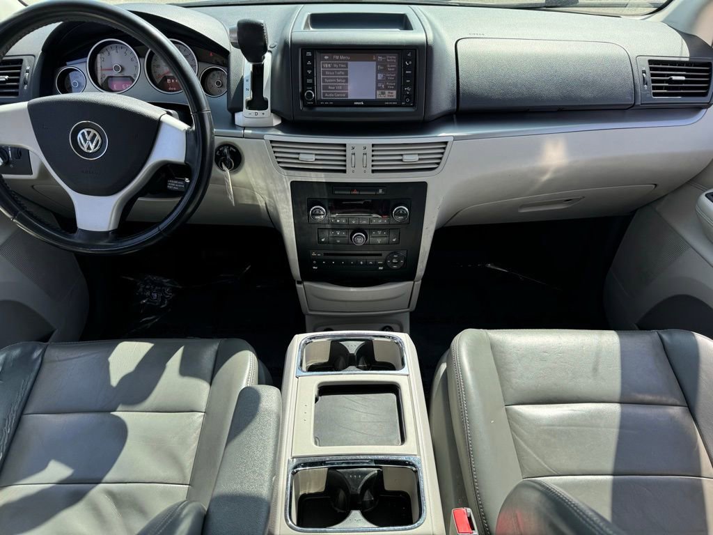 Used 2010 Volkswagen Routan SEL FWD image 12