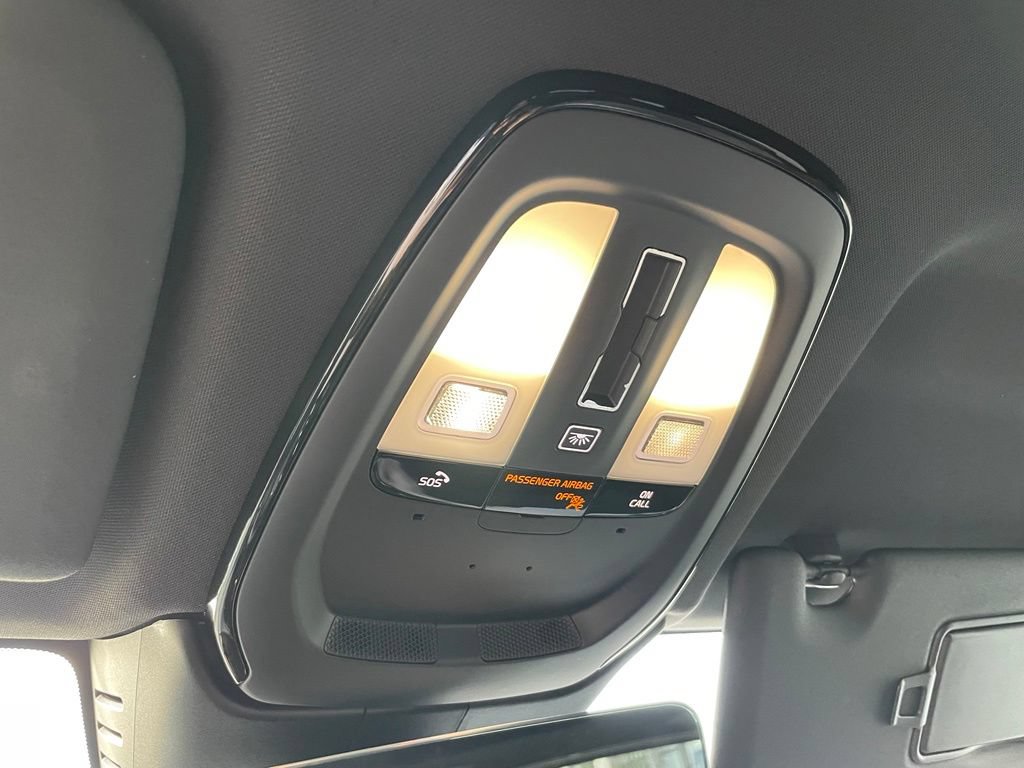 Used 2022 Volvo XC60 B5 R-Design AWD/4WD image 19