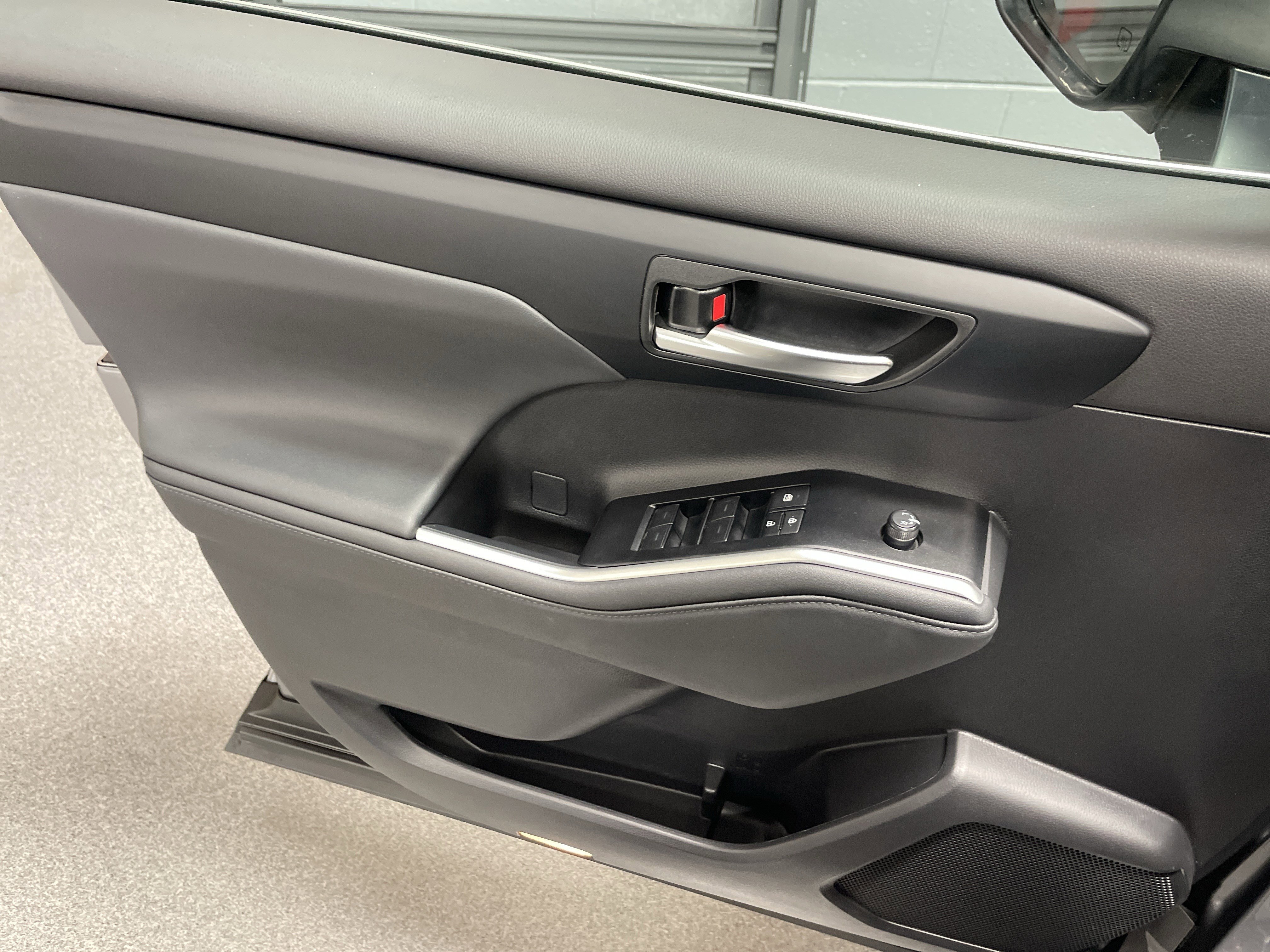 Used 2026 Toyota Highlander XLE image 14