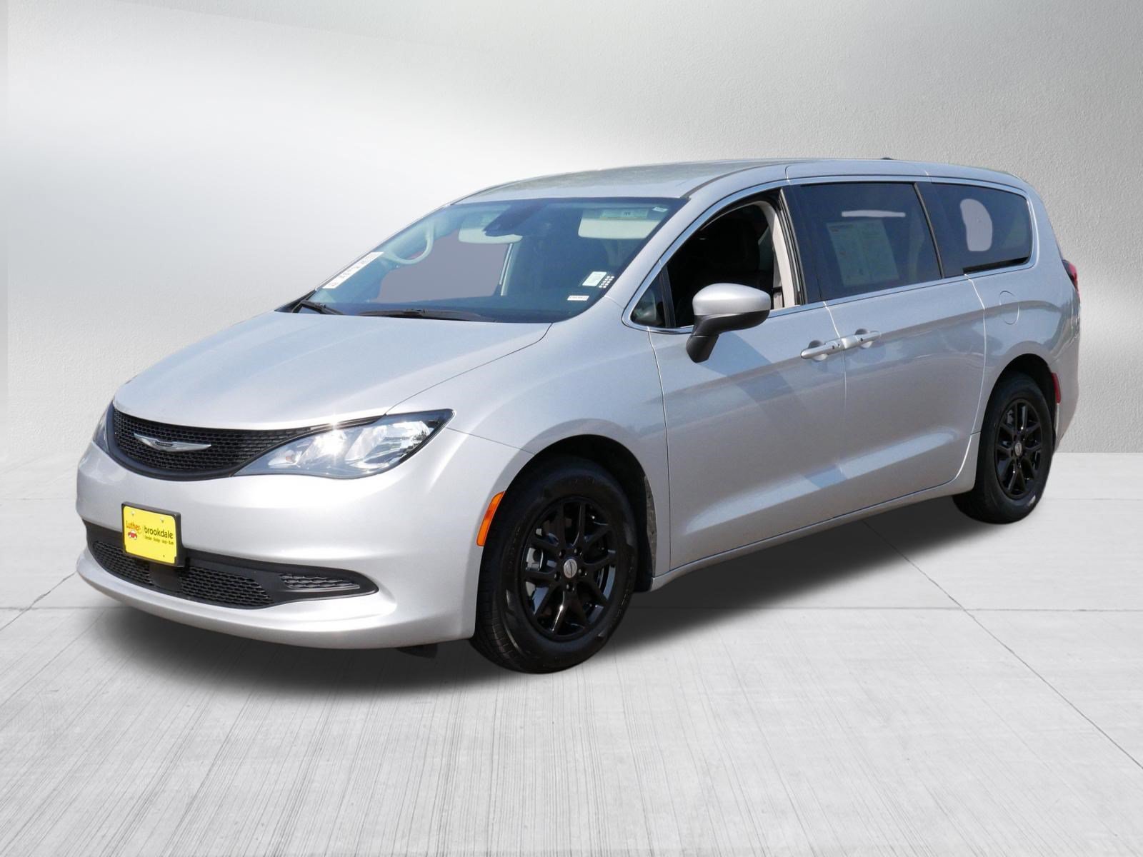 Used 2023 Chrysler Voyager LX FWD image 3