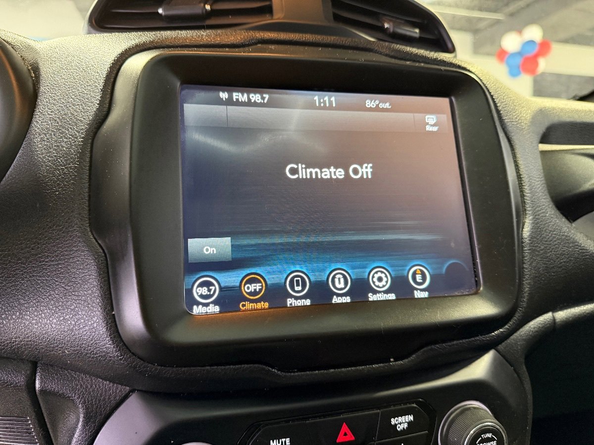 Used 2021 Jeep Renegade Latitude w/ Sun & Sound Group FWD image 17