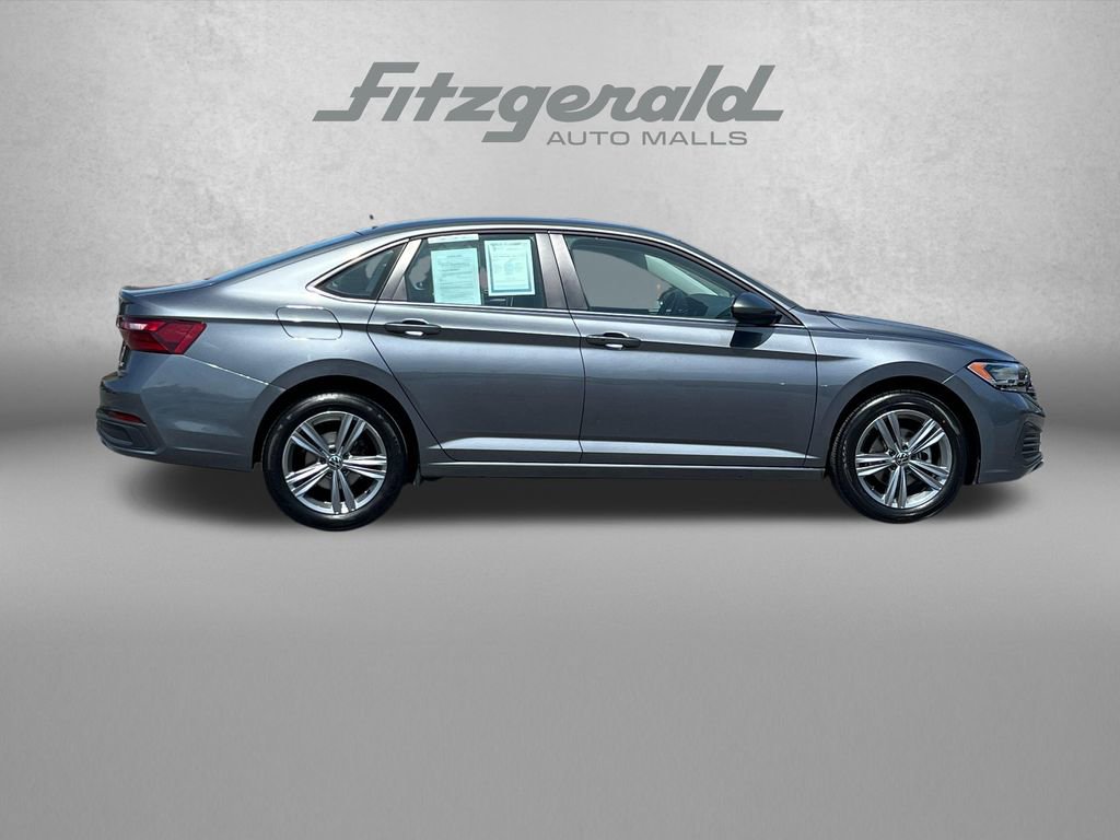 Used 2024 Volkswagen Jetta SE FWD image 3