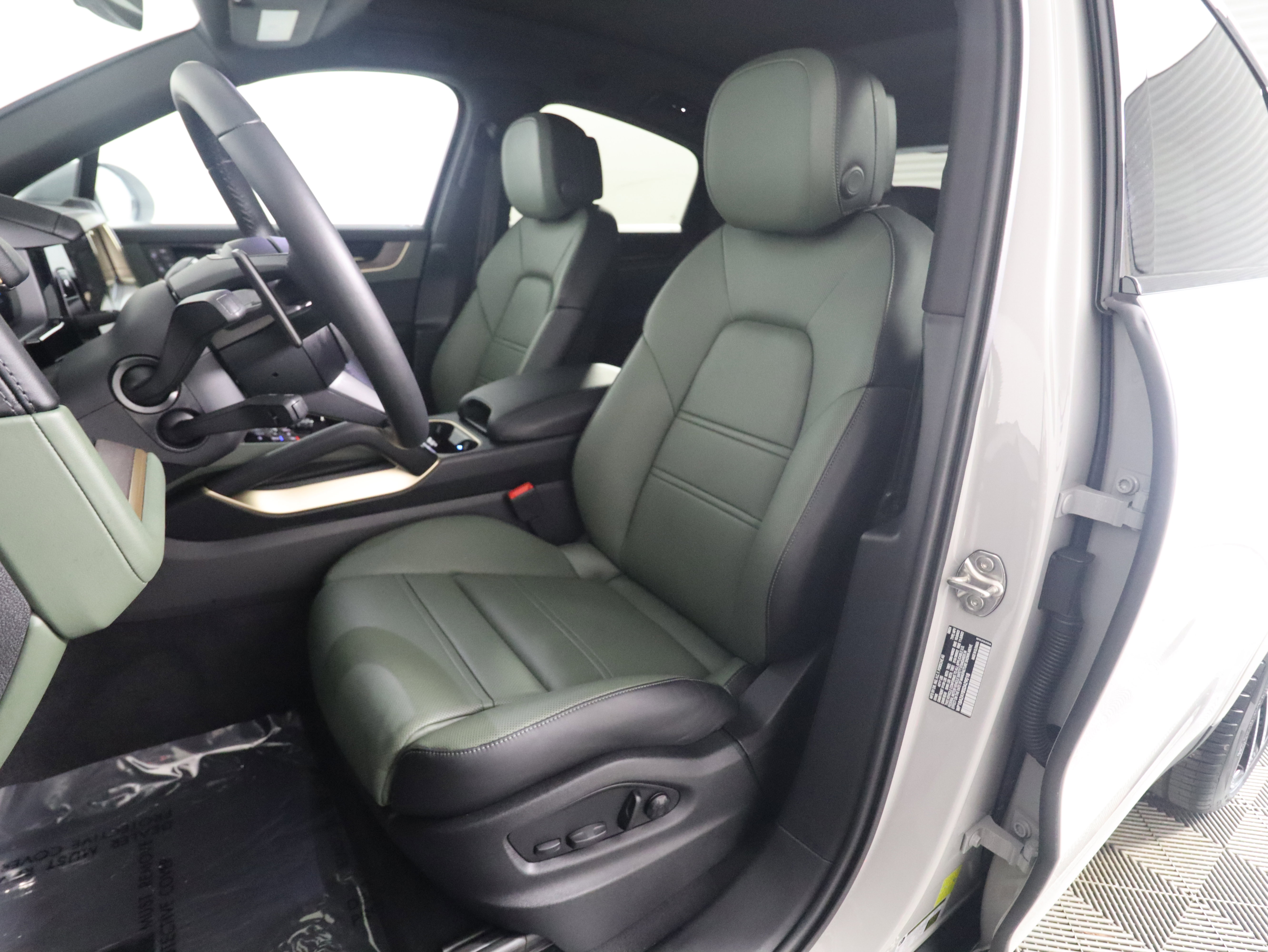 Used 2025 Porsche Cayenne Coupe image 5