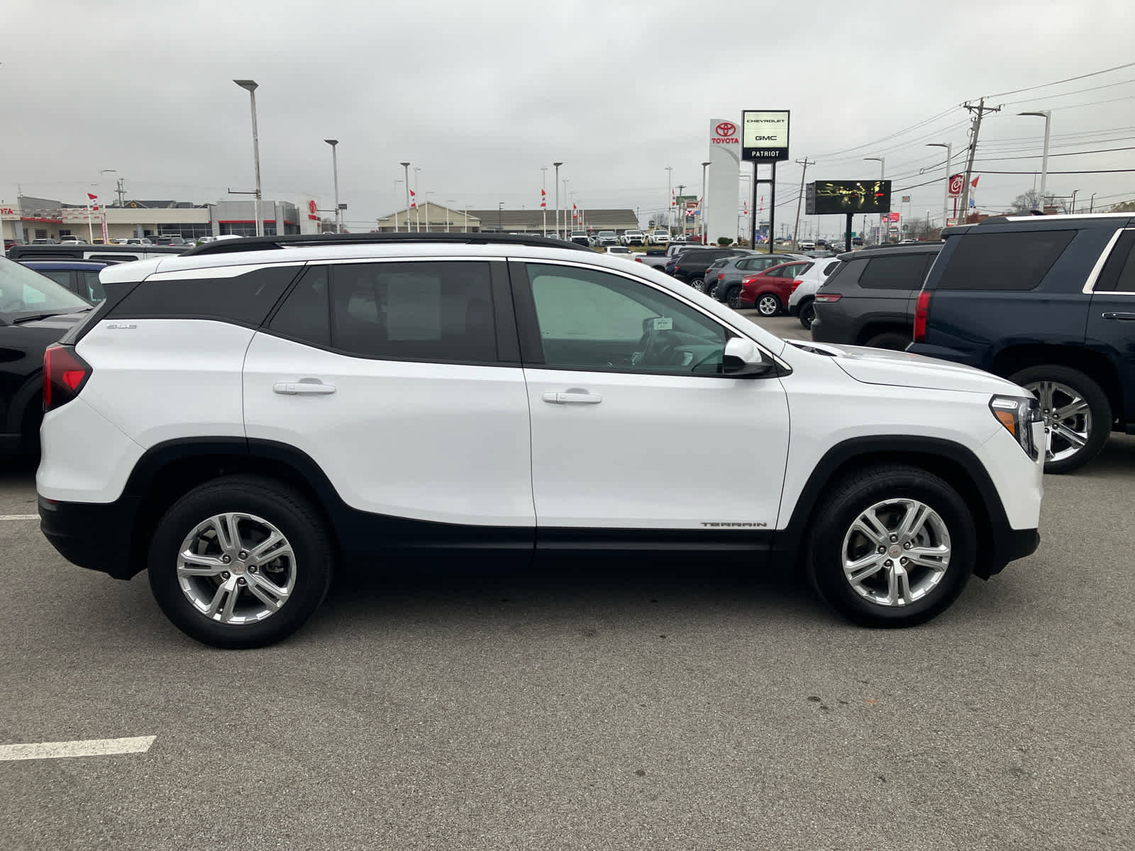 Used 2022 GMC Terrain SLE w/ Driver Convenience Package image 8