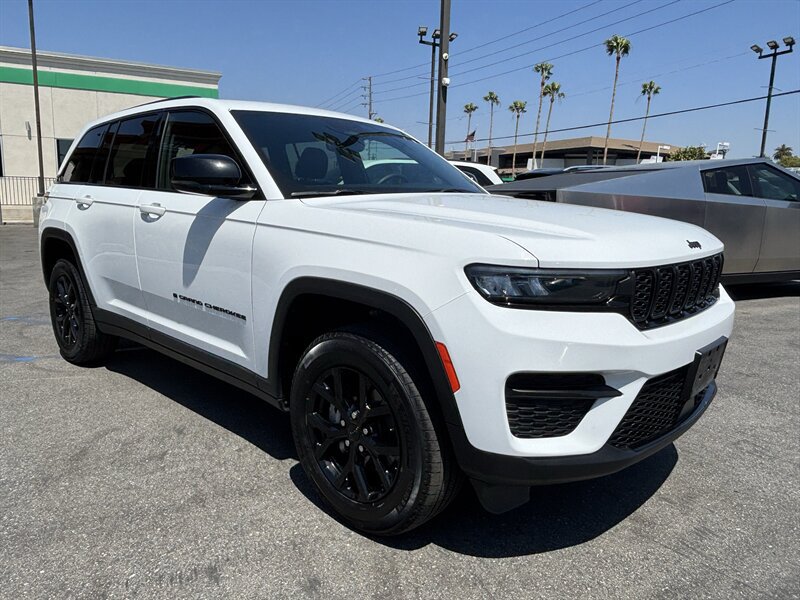 Used 2024 Jeep Grand Cherokee Altitude AWD/4WD image 9