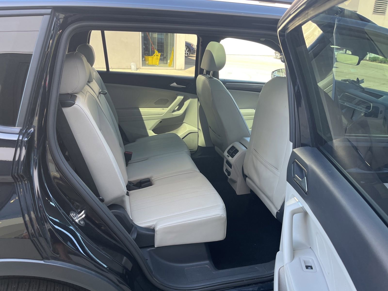 Used 2024 Volkswagen Tiguan SE R-Line image 33