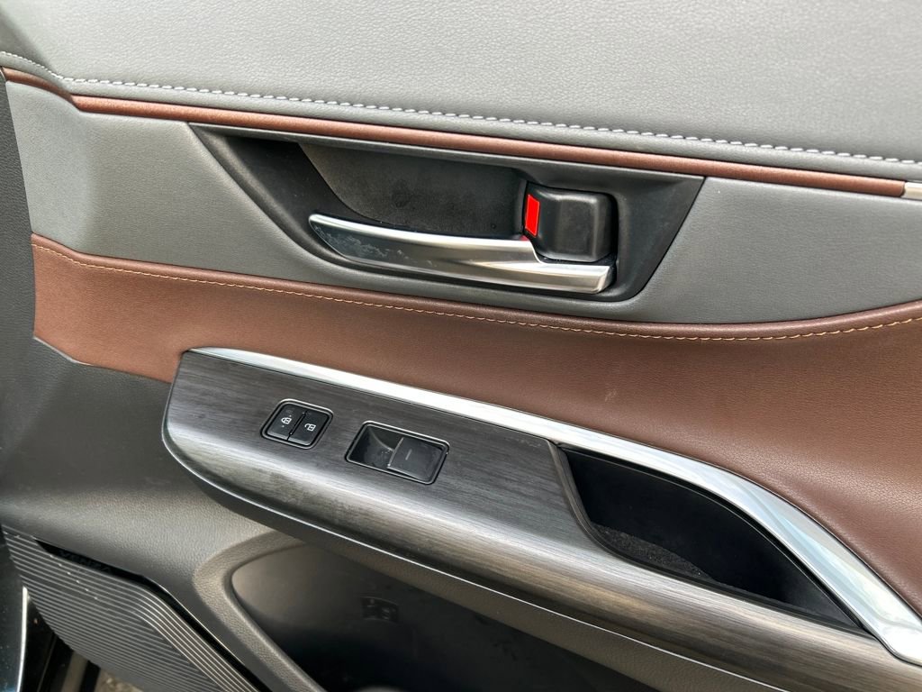 Used 2023 Toyota Venza XLE image 28