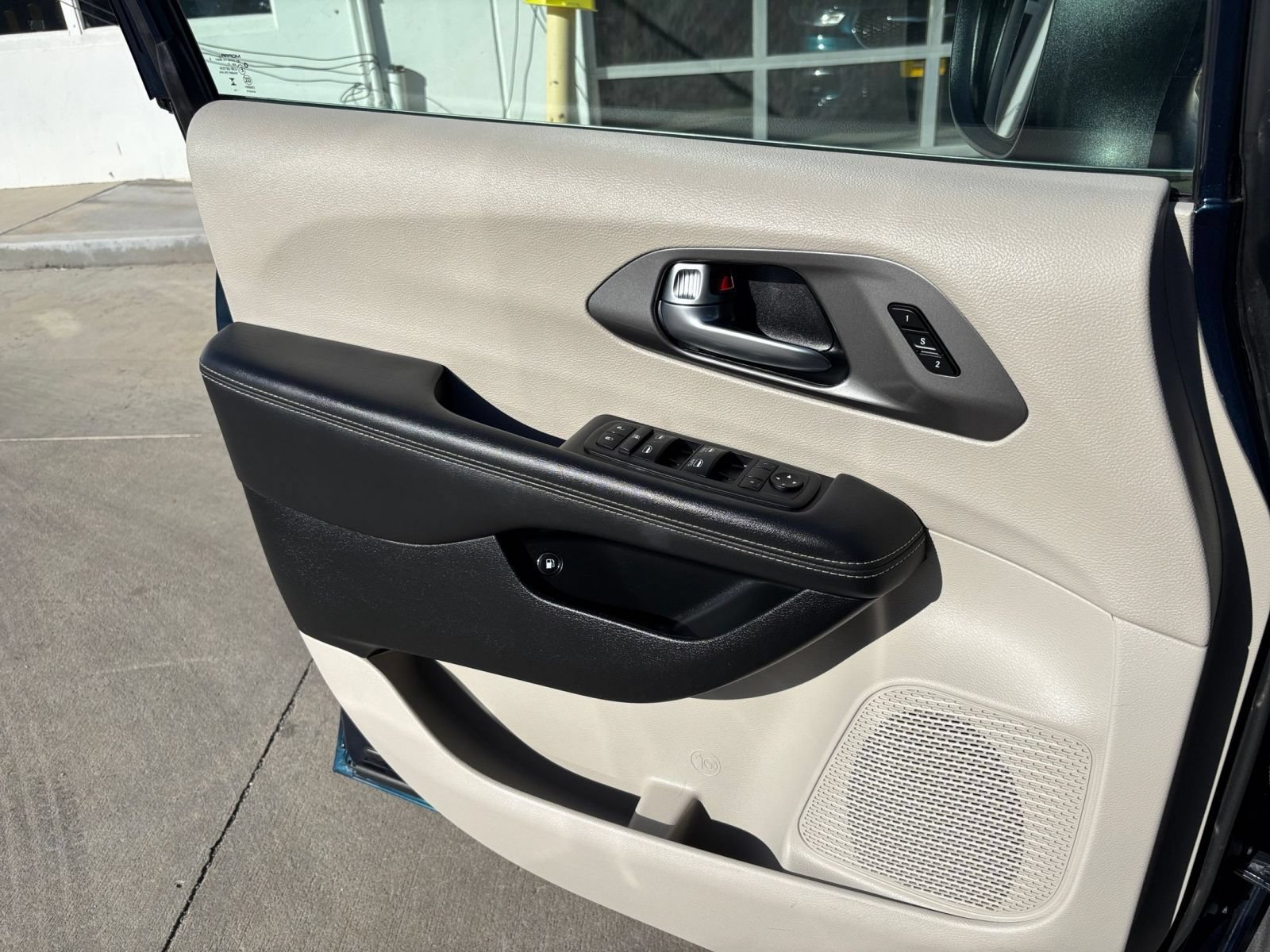 Used 2023 Chrysler Pacifica Touring-L FWD image 18