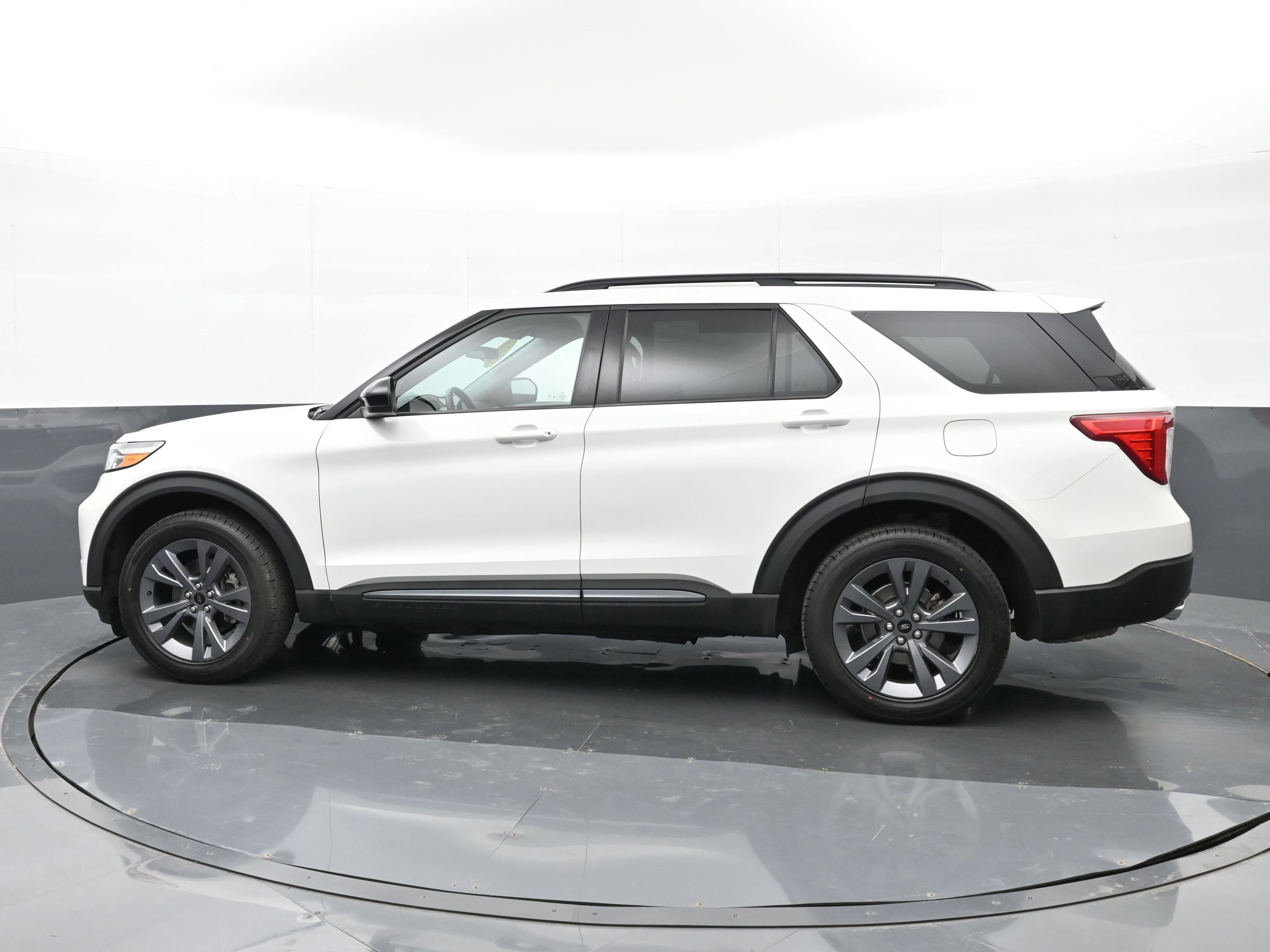 Used 2023 Ford Explorer XLT w/ Equipment Group 202A AWD/4WD image 9