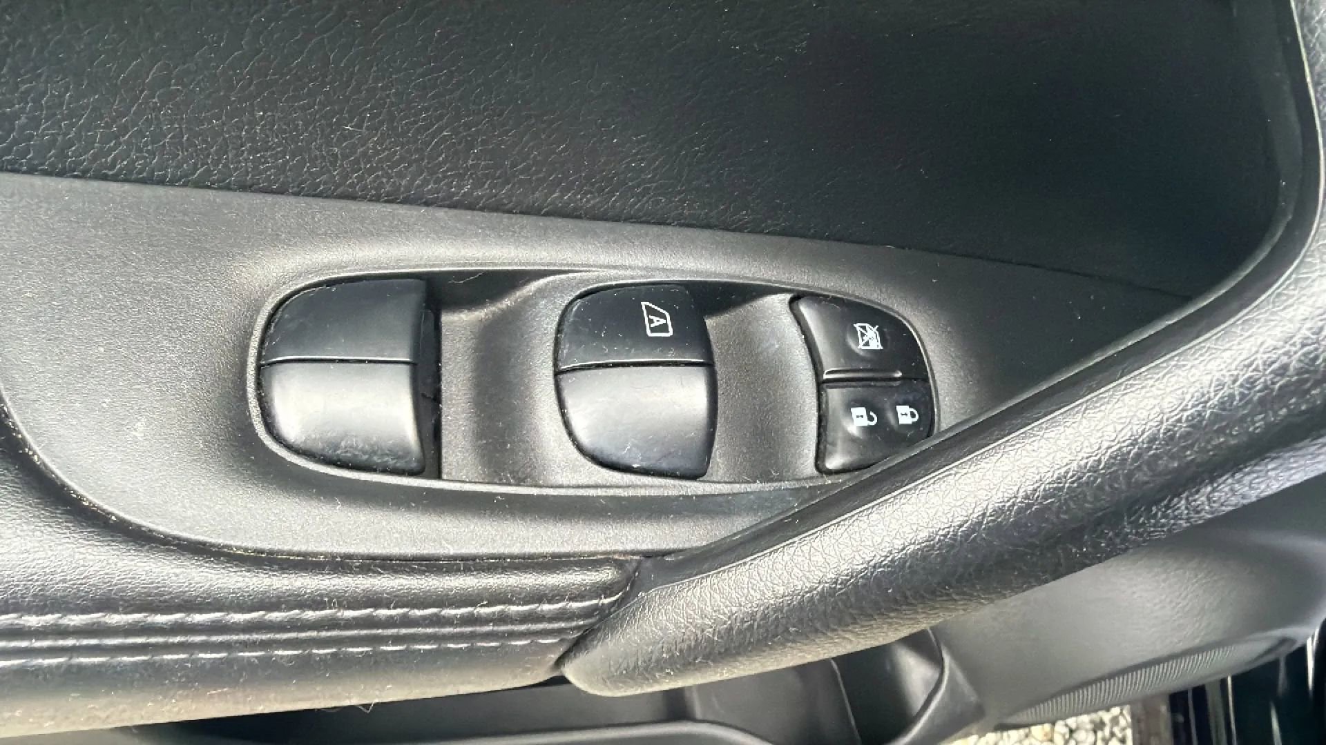 Used 2022 Nissan Rogue Sport SV image 17