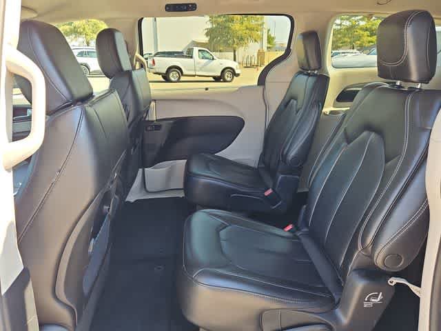 Used 2023 Chrysler Pacifica Touring-L FWD image 16