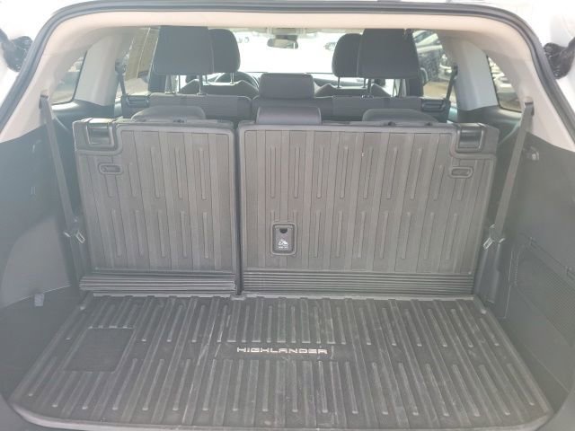 Used 2023 Toyota Highlander L image 25